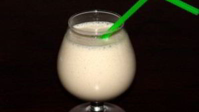 молочный коктейль в блендере