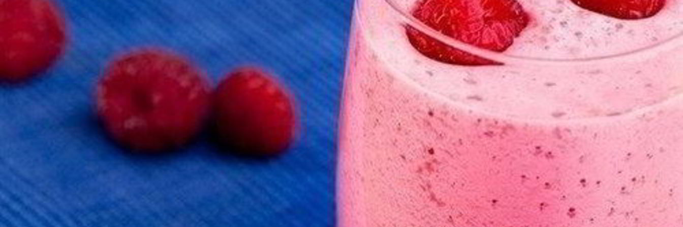 Освежающий молочный коктейль с малиной