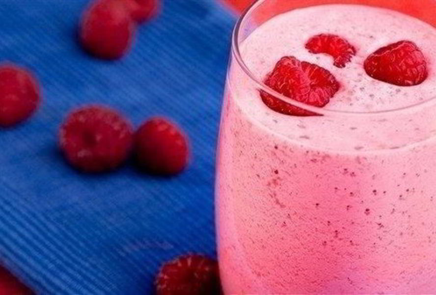 Освежающий молочный коктейль с малиной