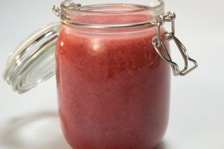 Морс из черной смородины с медом и тимьяном