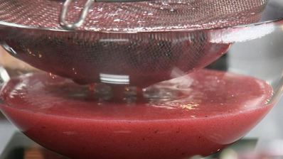 морс из черной смородины с медом и тимьяном