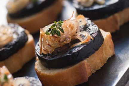 Жареная испанская морсилья с луком