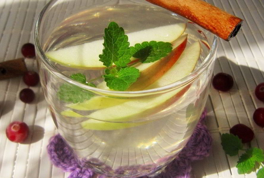 Напиток с яблоком и корицей