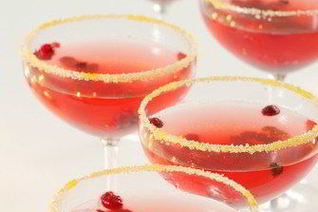 Новогодний коктейль из шампанского с клюквой и специями