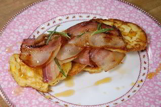 Оладушки из поленты с обжаренным салом и кленовым сиропом