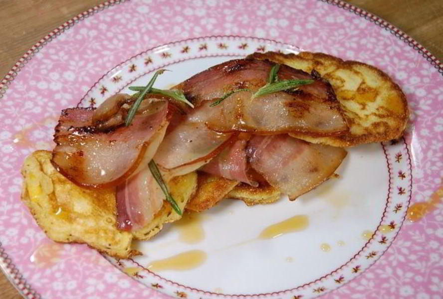 Оладушки из поленты с обжаренным салом и кленовым сиропом