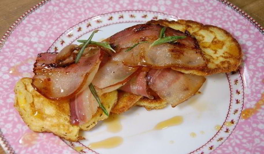 Рецепт оладушек из поленты с обжаренным салом и кленовым сиропом