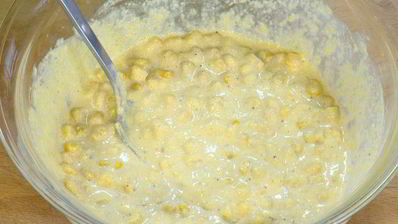 оладушки из поленты с обжаренным салом и кленовым сиропом