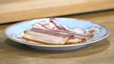 оладушки из поленты с обжаренным салом и кленовым сиропом