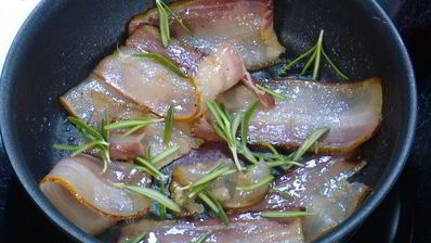 оладушки из поленты с обжаренным салом и кленовым сиропом