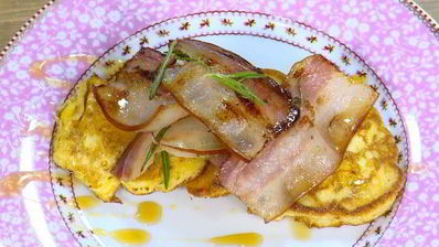 оладушки из поленты с обжаренным салом и кленовым сиропом