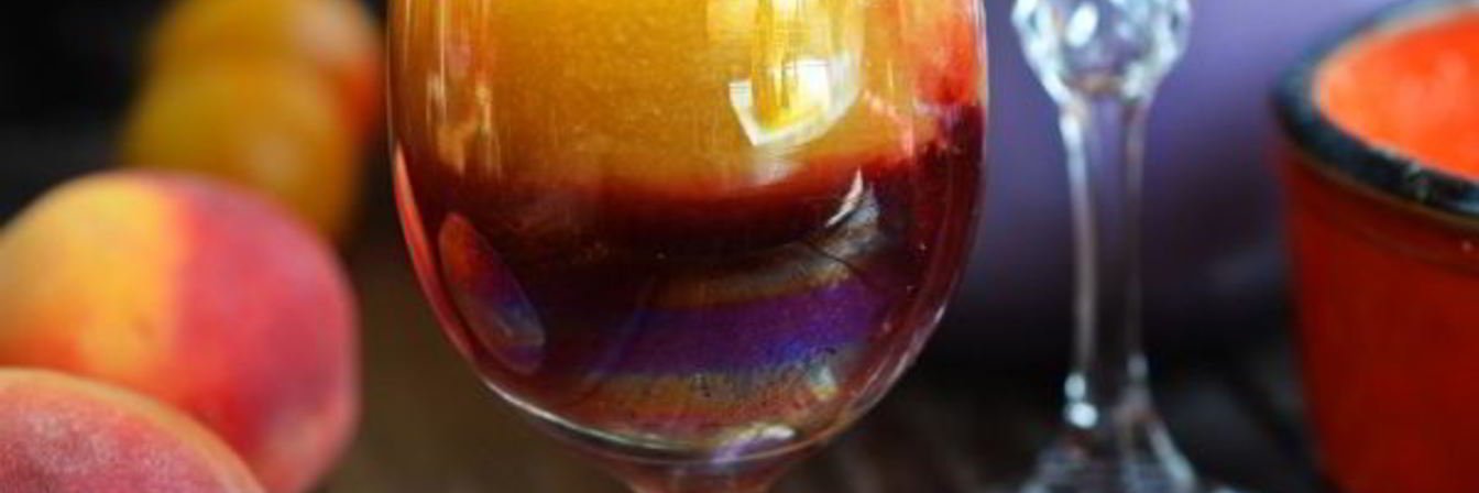 Персиковый коктейль с красным вином