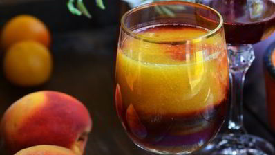 персиковый коктейль с красным вином