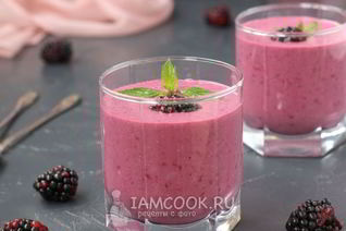 Протеиновый коктейль с творогом и ежевикой