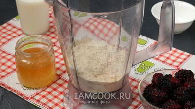 протеиновый коктейль с творогом и ежевикой