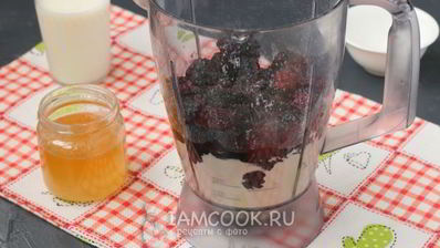 протеиновый коктейль с творогом и ежевикой