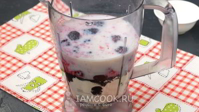 протеиновый коктейль с творогом и ежевикой