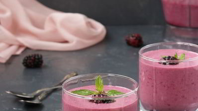 протеиновый коктейль с творогом и ежевикой