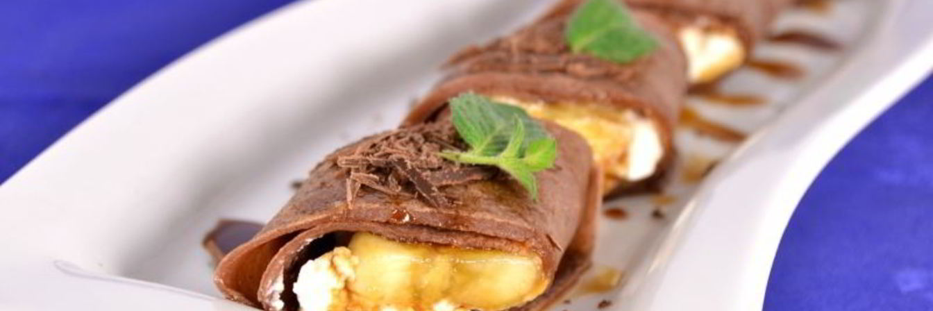 Шоколадные блинчики с творогом, бананом и кофейным сиропом