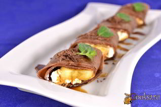 Шоколадные блинчики с творогом, бананом и кофейным сиропом