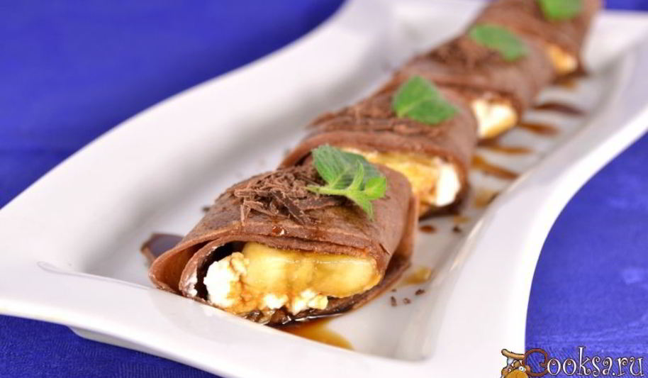 Рецепт шоколадных блинчиков с творогом, бананом и кофейным сиропом