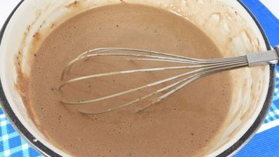 шоколадные блинчики с творогом, бананом и кофейным сиропом