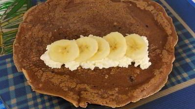 шоколадные блинчики с творогом, бананом и кофейным сиропом