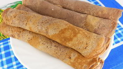 шоколадные блинчики с творогом, бананом и кофейным сиропом