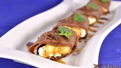 шоколадные блинчики с творогом, бананом и кофейным сиропом