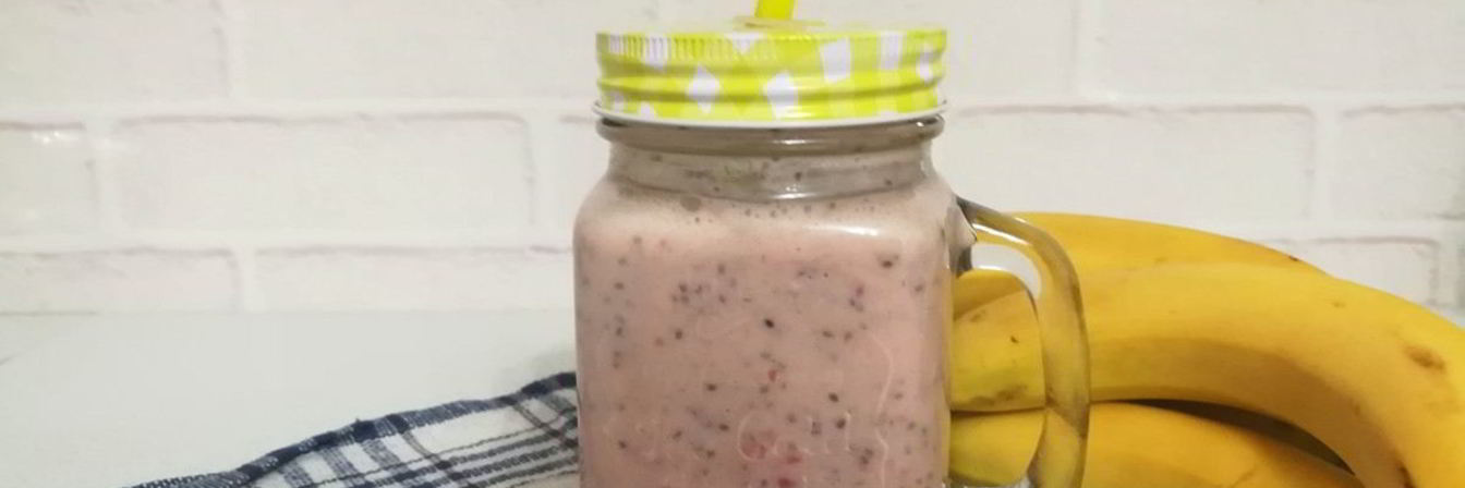 Бананово-клубничный смузи с семенами чиа