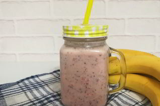 Бананово-клубничный смузи с семенами чиа