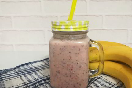 Бананово-клубничный смузи с семенами чиа