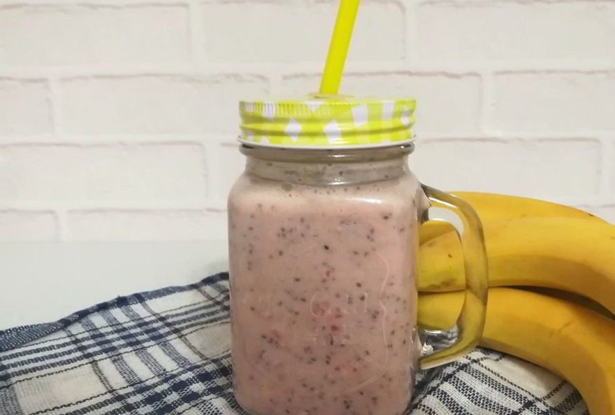 Бананово-клубничный смузи с семенами чиа