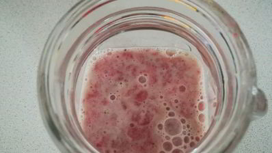 бананово-клубничный смузи с семенами чиа