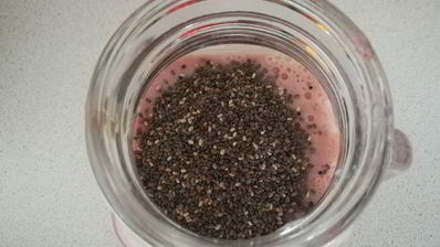 бананово-клубничный смузи с семенами чиа