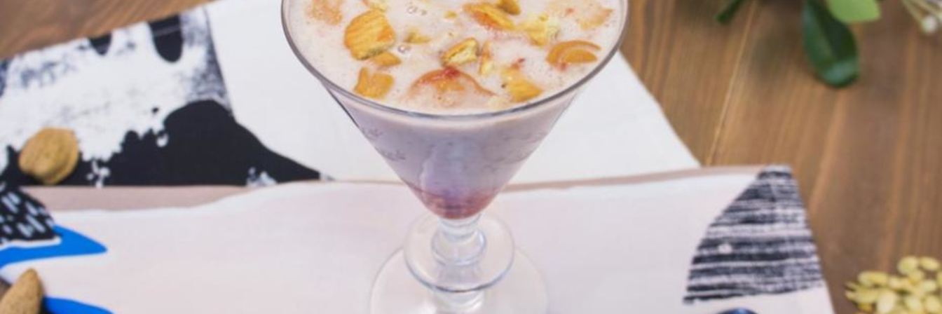 Банановый смузи с клубничным вареньем и печеньем