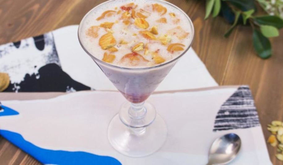 Рецепт бананового смузи с клубничным вареньем и печеньем