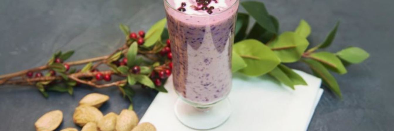 Черничный смузи с финиками