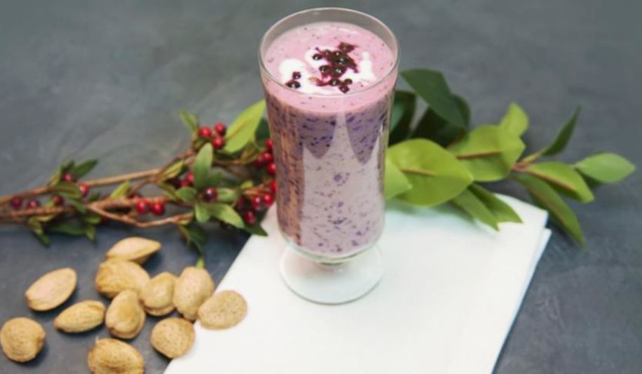 Рецепт черничного смузи с финиками