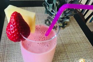 Клубнично-ананасовый смузи