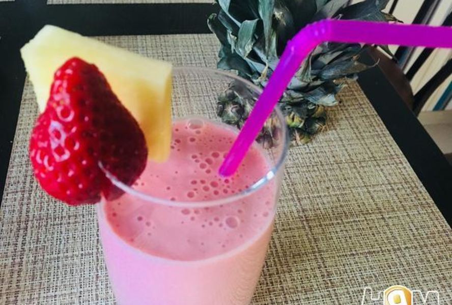 Клубнично-ананасовый смузи
