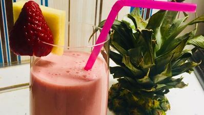 клубнично-ананасовый смузи