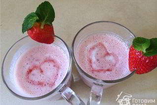 Клубничный кефирный смузи
