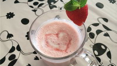 клубничный кефирный смузи