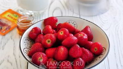 клубничный смузи с молоком