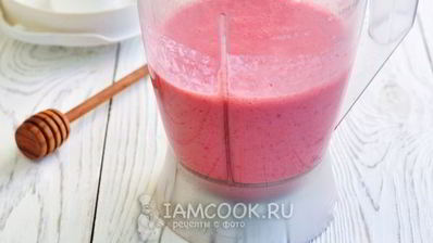 клубничный смузи с молоком