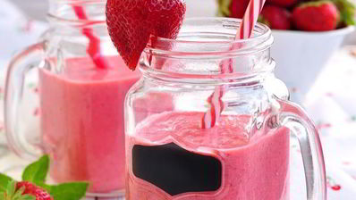 клубничный смузи с молоком