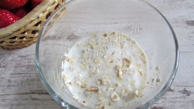 клубничный смузи с овсяными хлопьями