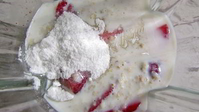 клубничный смузи с овсяными хлопьями