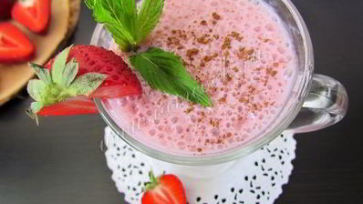 клубничный смузи с овсяными хлопьями